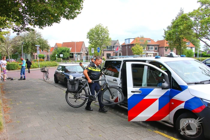 Fietser komt op voorruit terecht