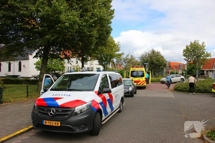 Fietser komt op voorruit terecht