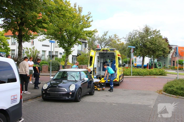 Fietser komt op voorruit terecht