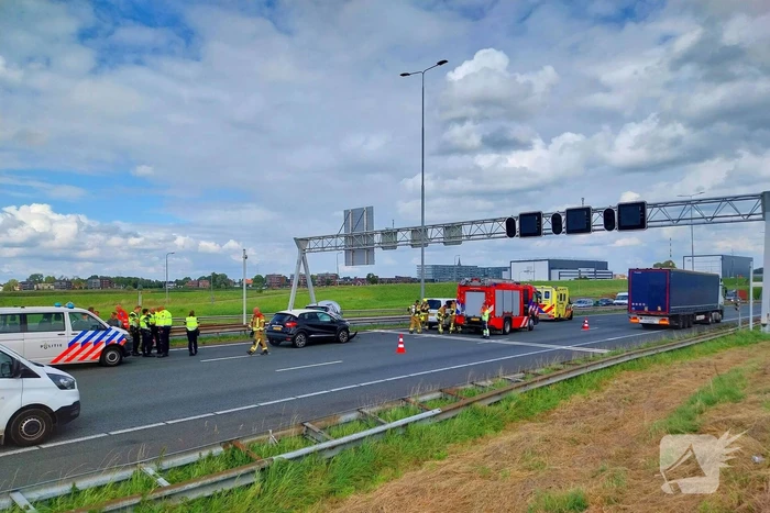 Twee voertuigen botsen op snelweg