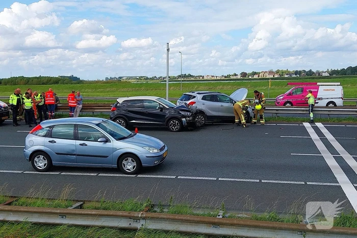 Twee voertuigen botsen op snelweg