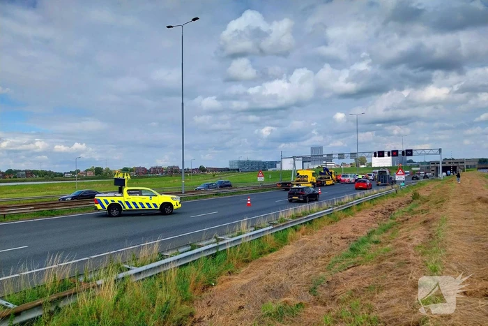 Twee voertuigen botsen op snelweg