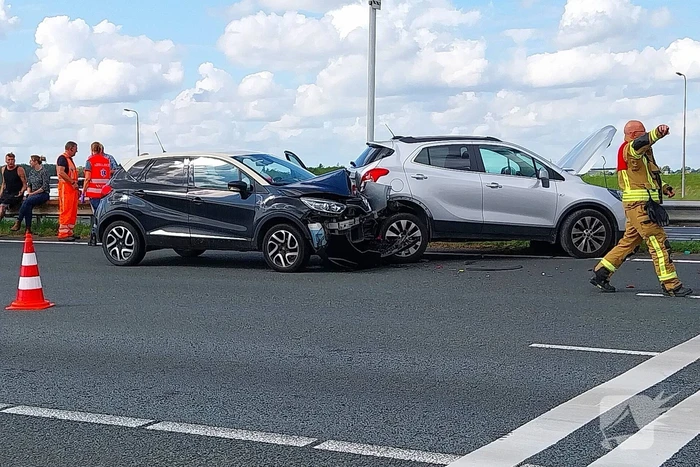 Twee voertuigen botsen op snelweg