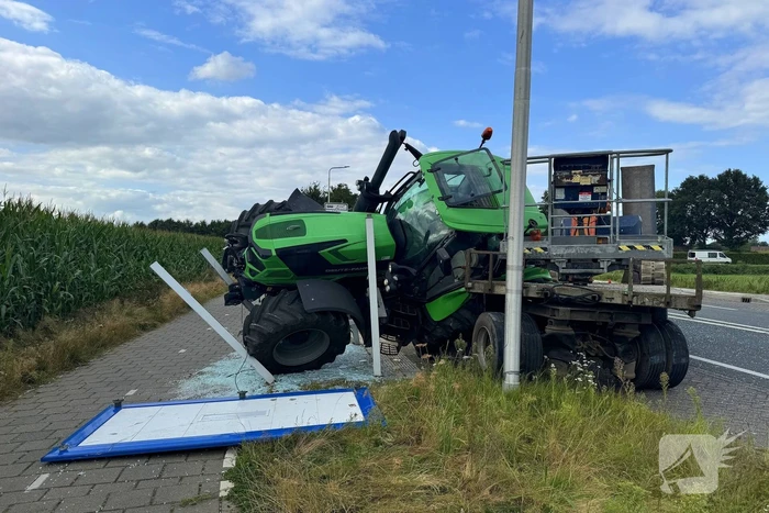 Trekker raakt van de weg en kantelt op bushokje