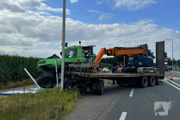 Trekker raakt van de weg en kantelt op bushokje