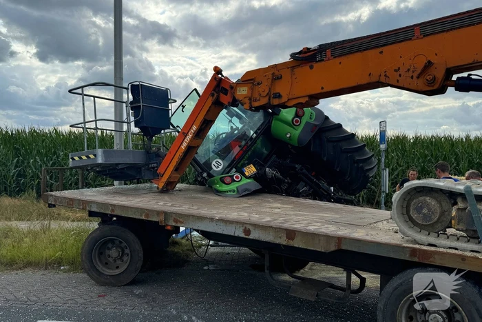 Trekker raakt van de weg en kantelt op bushokje
