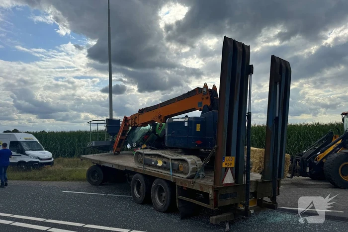 Trekker raakt van de weg en kantelt op bushokje