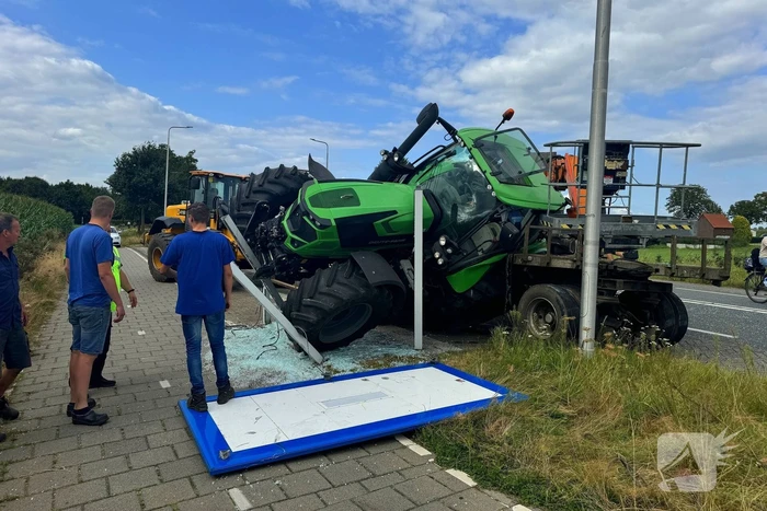 Trekker raakt van de weg en kantelt op bushokje