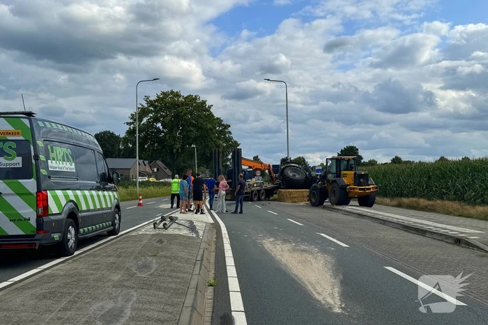 Trekker raakt van de weg en kantelt op bushokje