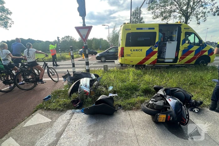 Twee scooters met elkaar in botsing op kruising