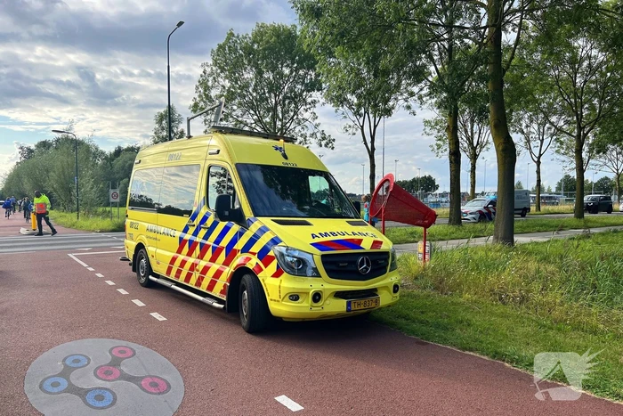 Twee scooters met elkaar in botsing op kruising