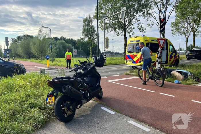 Twee scooters met elkaar in botsing op kruising