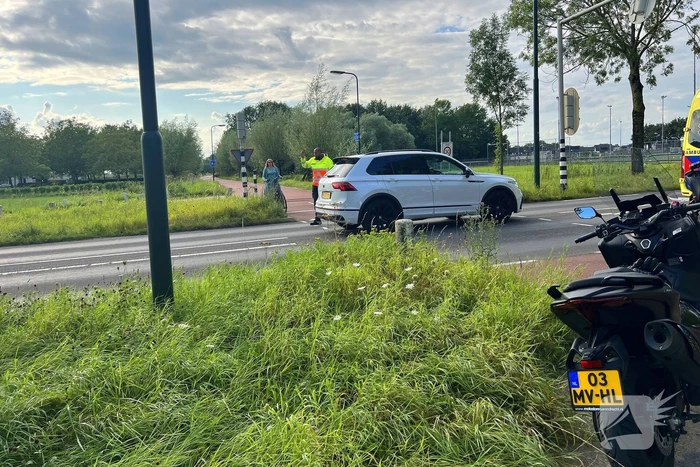 Twee scooters met elkaar in botsing op kruising