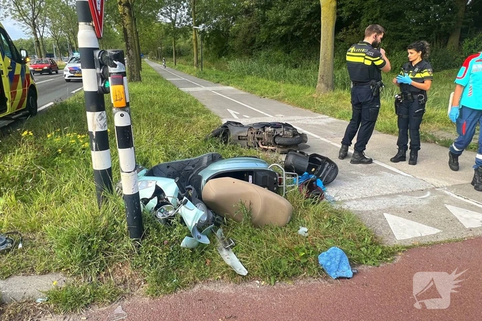 Twee scooters met elkaar in botsing op kruising