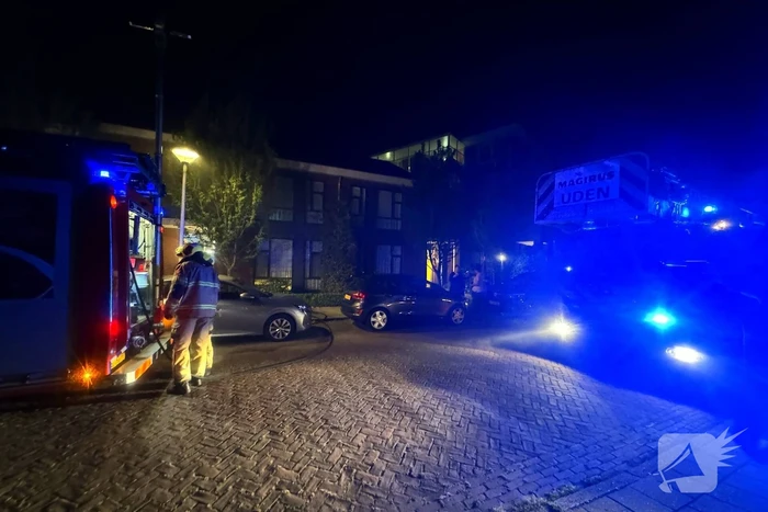 Brandweer blust brand in meterkast