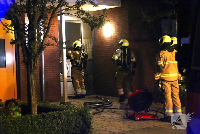 Brandweer blust brand in meterkast