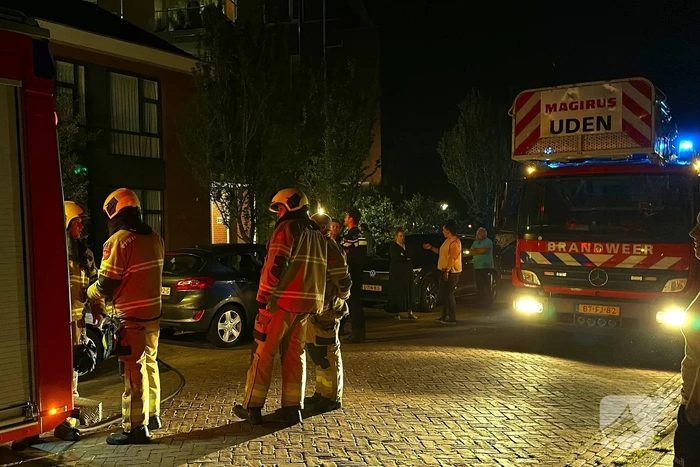 Brandweer blust brand in meterkast
