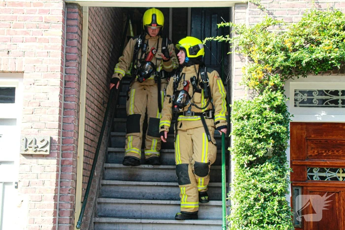 Brandweer blust brand in woning
