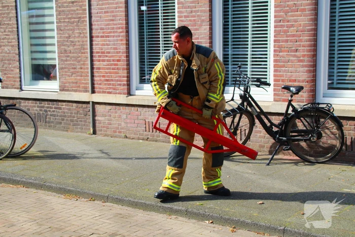 Brandweer blust brand in woning