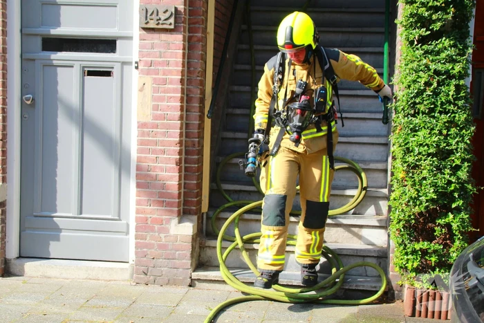 Brandweer blust brand in woning