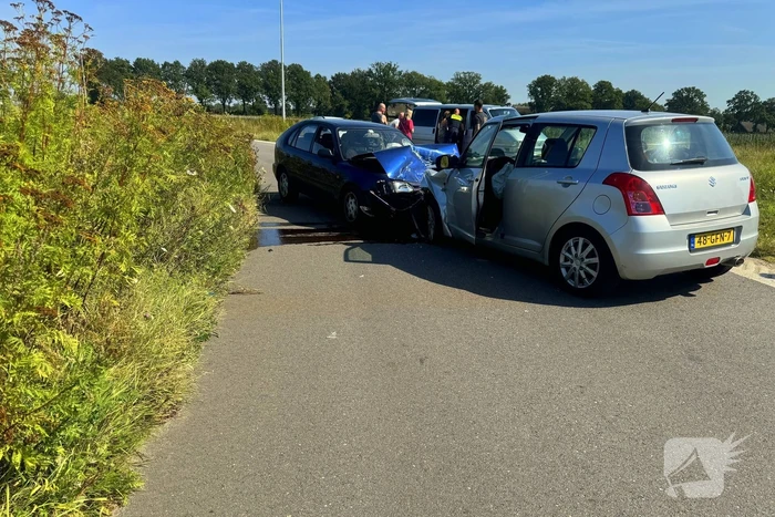 Twee voertuigen botsen frontaal op elkaar