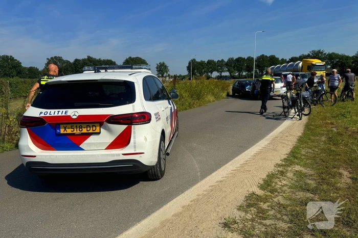 Twee voertuigen botsen frontaal op elkaar