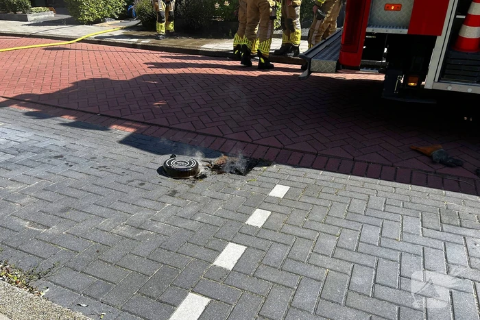 Brandweer blust brand in keuken