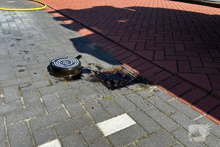 Brandweer blust brand in keuken