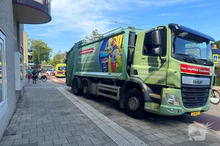 Fietser geschept door vrachtwagen