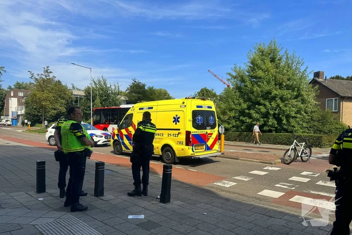 Fietser geschept door vrachtwagen
