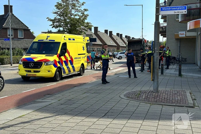 Fietser geschept door vrachtwagen