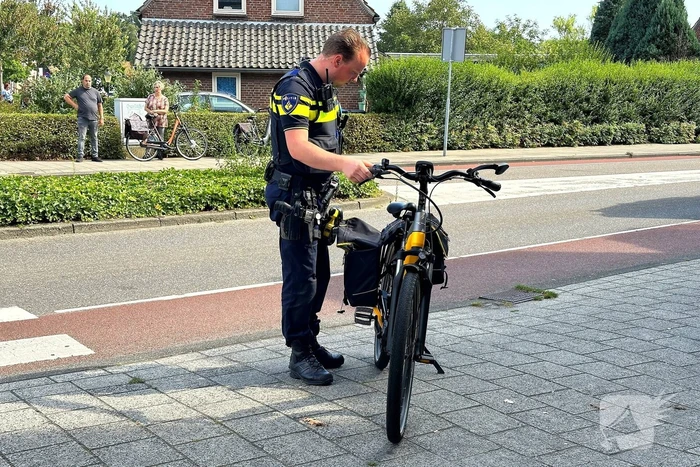 Fietser geschept door vrachtwagen