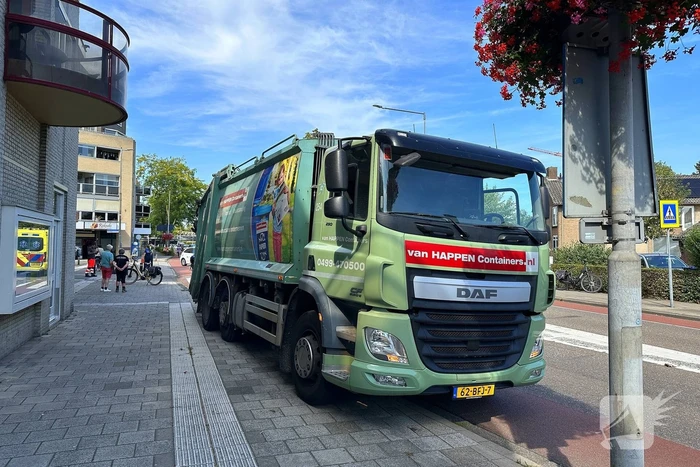 Fietser geschept door vrachtwagen