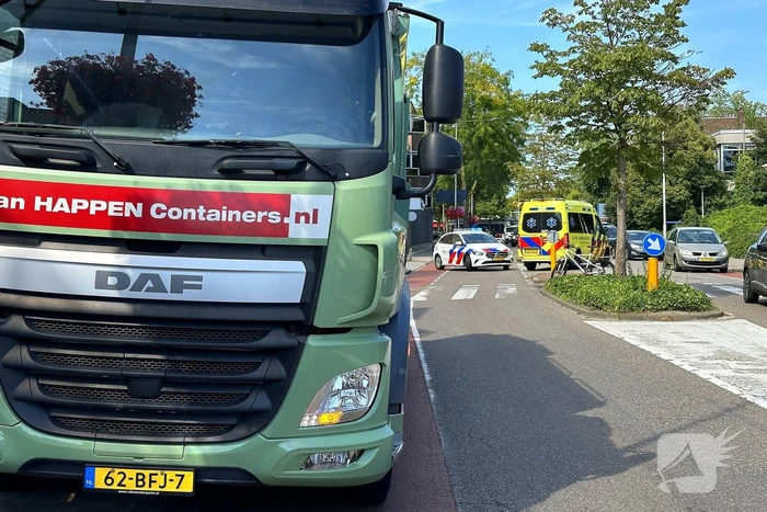 Fietser geschept door vrachtwagen