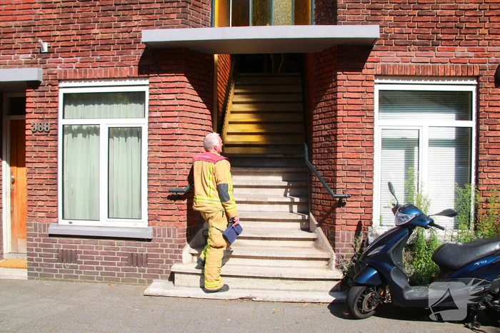 Brandweer heeft grote moeite om woning binnen te komen