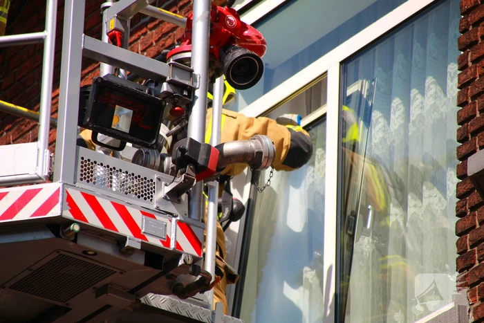 Brandweer heeft grote moeite om woning binnen te komen