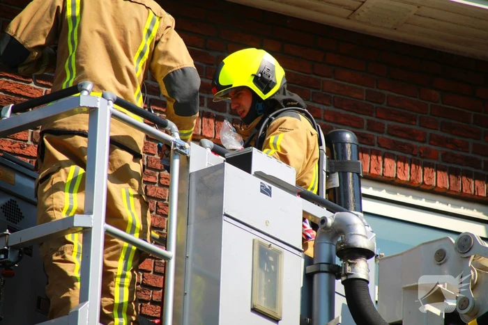Brandweer heeft grote moeite om woning binnen te komen