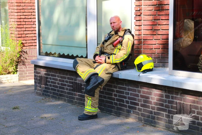 Brandweer heeft grote moeite om woning binnen te komen