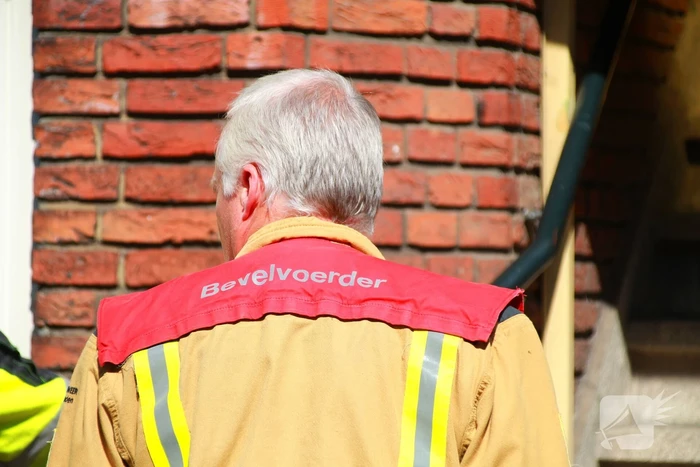 Brandweer heeft grote moeite om woning binnen te komen