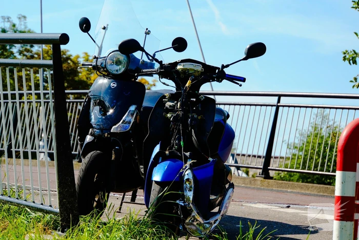 Twee scooterrijders botsen op elkaar