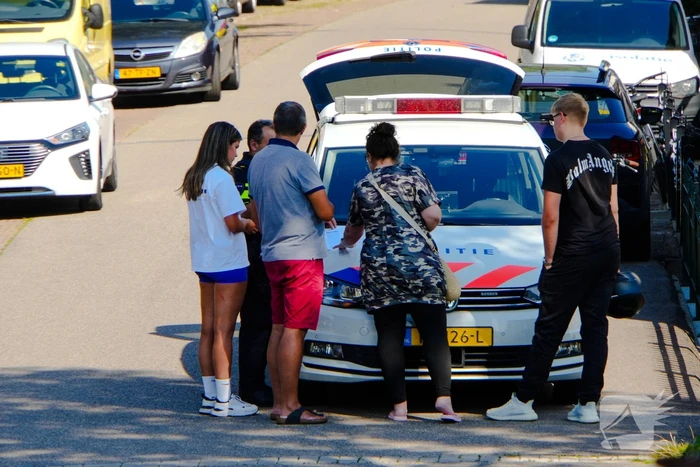 Twee scooterrijders botsen op elkaar