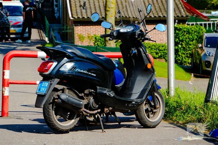 Twee scooterrijders botsen op elkaar