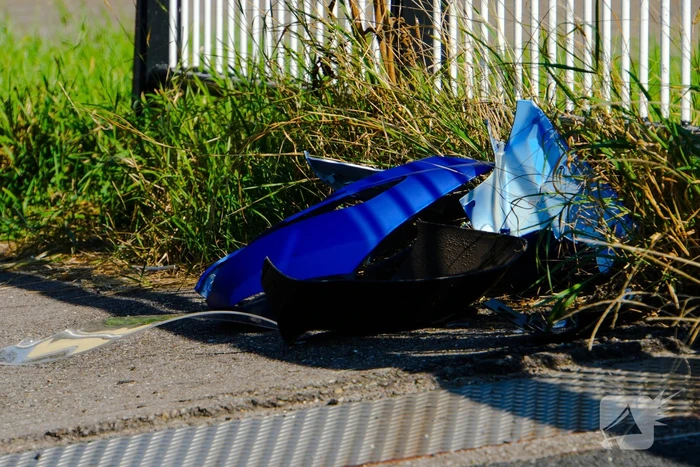 Twee scooterrijders botsen op elkaar