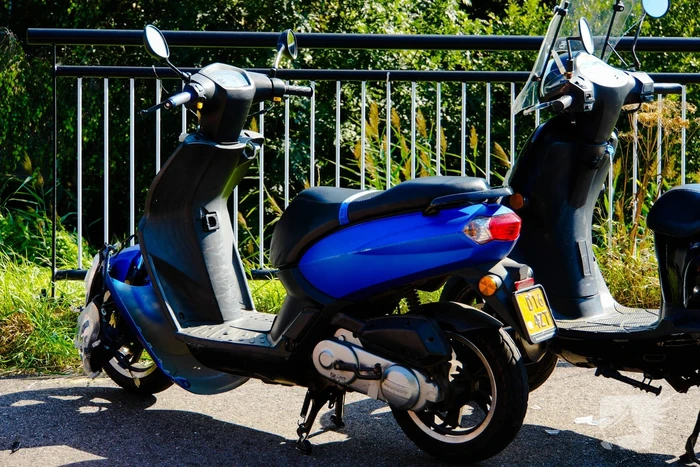 Twee scooterrijders botsen op elkaar