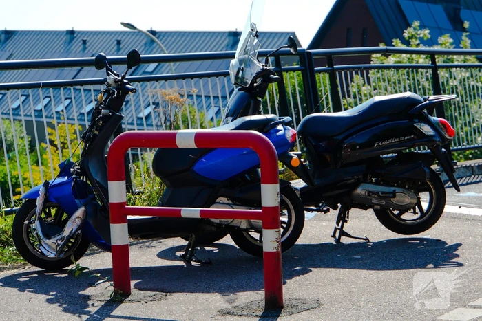 Twee scooterrijders botsen op elkaar