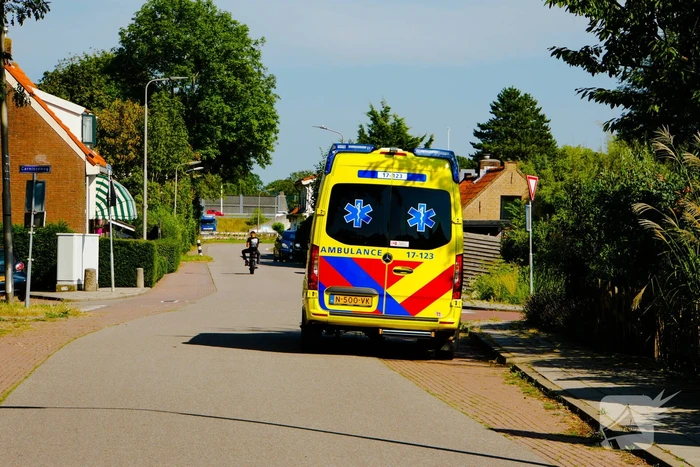 Twee scooterrijders botsen op elkaar