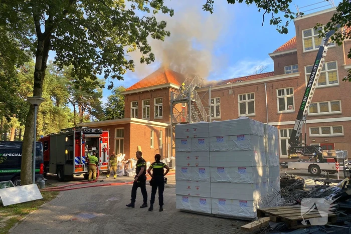 Veel rookontwikkeling bij dakbrand
