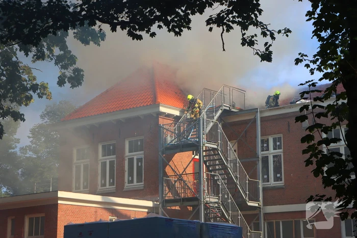 Veel rookontwikkeling bij dakbrand