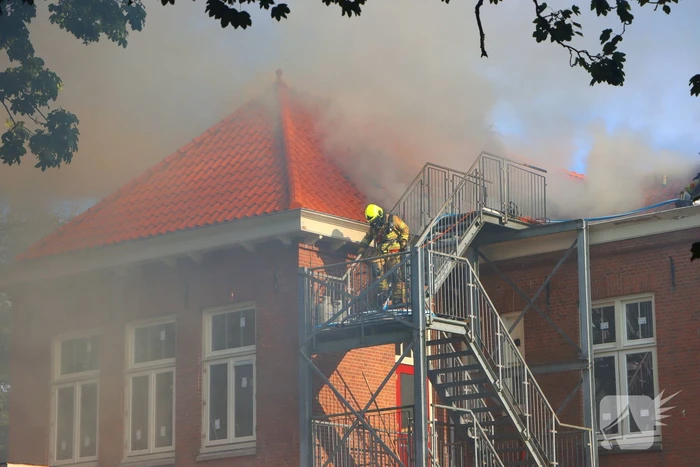 Veel rookontwikkeling bij dakbrand