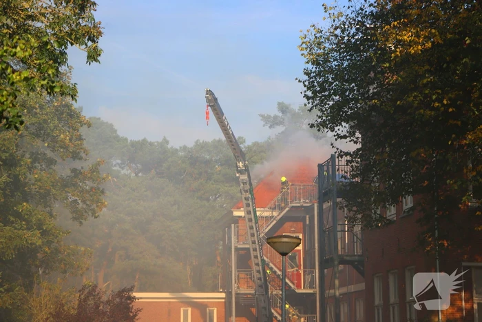 Veel rookontwikkeling bij dakbrand